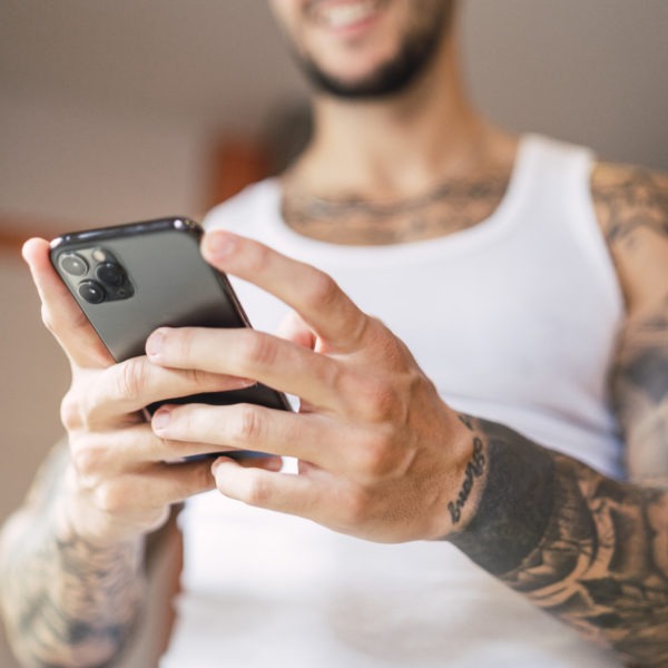 Férfi a telefonját nézi
