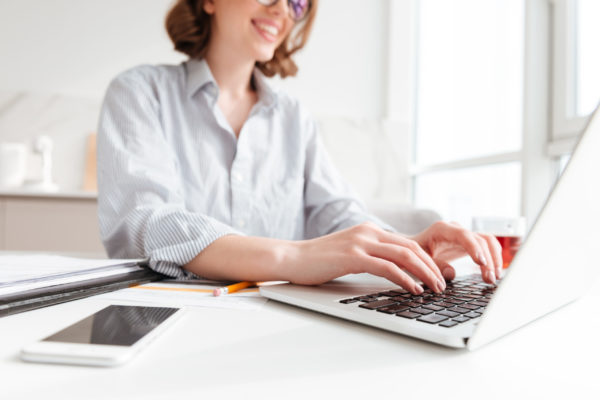 https://www.creatit.hu/wp-content/uploads/2023/06/brunette-woman-typing-email-laptop-computer-while-sitting-home-selective-focus-hand-scaled-600x400.jpg