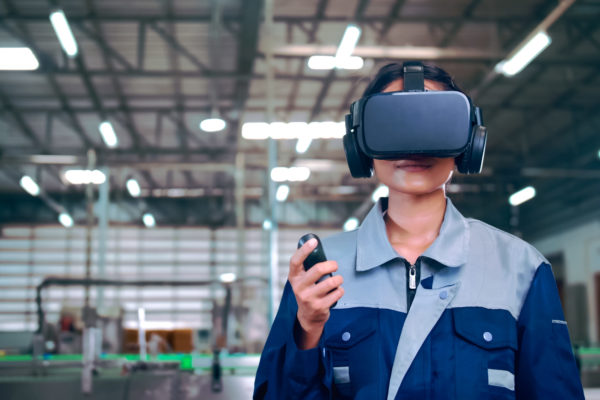 https://www.creatit.hu/wp-content/uploads/2023/06/engineer-is-using-virtual-reality-glasses-inspect-factory-s-mechanical-control-system-1-scaled-600x400.jpg