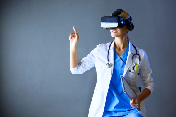 orvos VR szemüveget visel