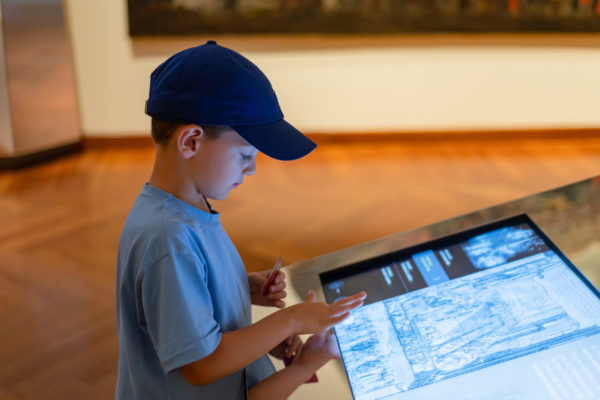 https://www.creatit.hu/wp-content/uploads/2023/06/september-4-2022-rome-italy-museum-exhibition-hall-interactive-technologies-that-attract-children-s-interest-developing-teaching-children-history-scaled-600x400.jpg