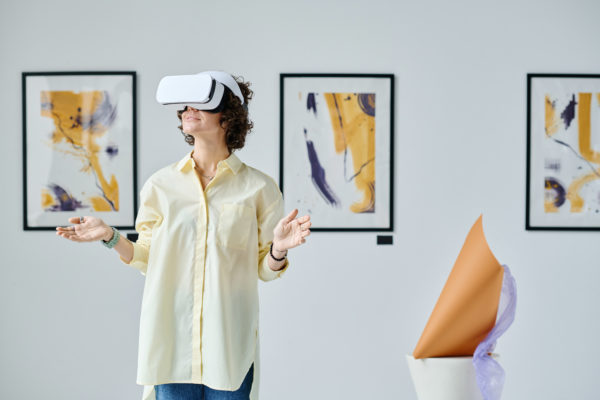 https://www.creatit.hu/wp-content/uploads/2023/06/woman-vr-glasses-art-gallery-600x400.jpg