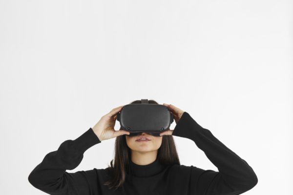 https://www.creatit.hu/wp-content/uploads/2023/06/woman-with-virtual-reality-headset-scaled-600x400.jpg