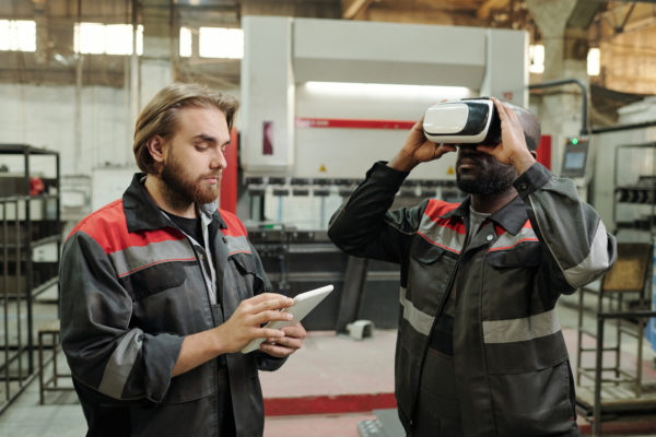 https://www.creatit.hu/wp-content/uploads/2023/06/young-engineer-scrolling-tablet-while-standing-by-colleague-vr-headset-600x400.jpg